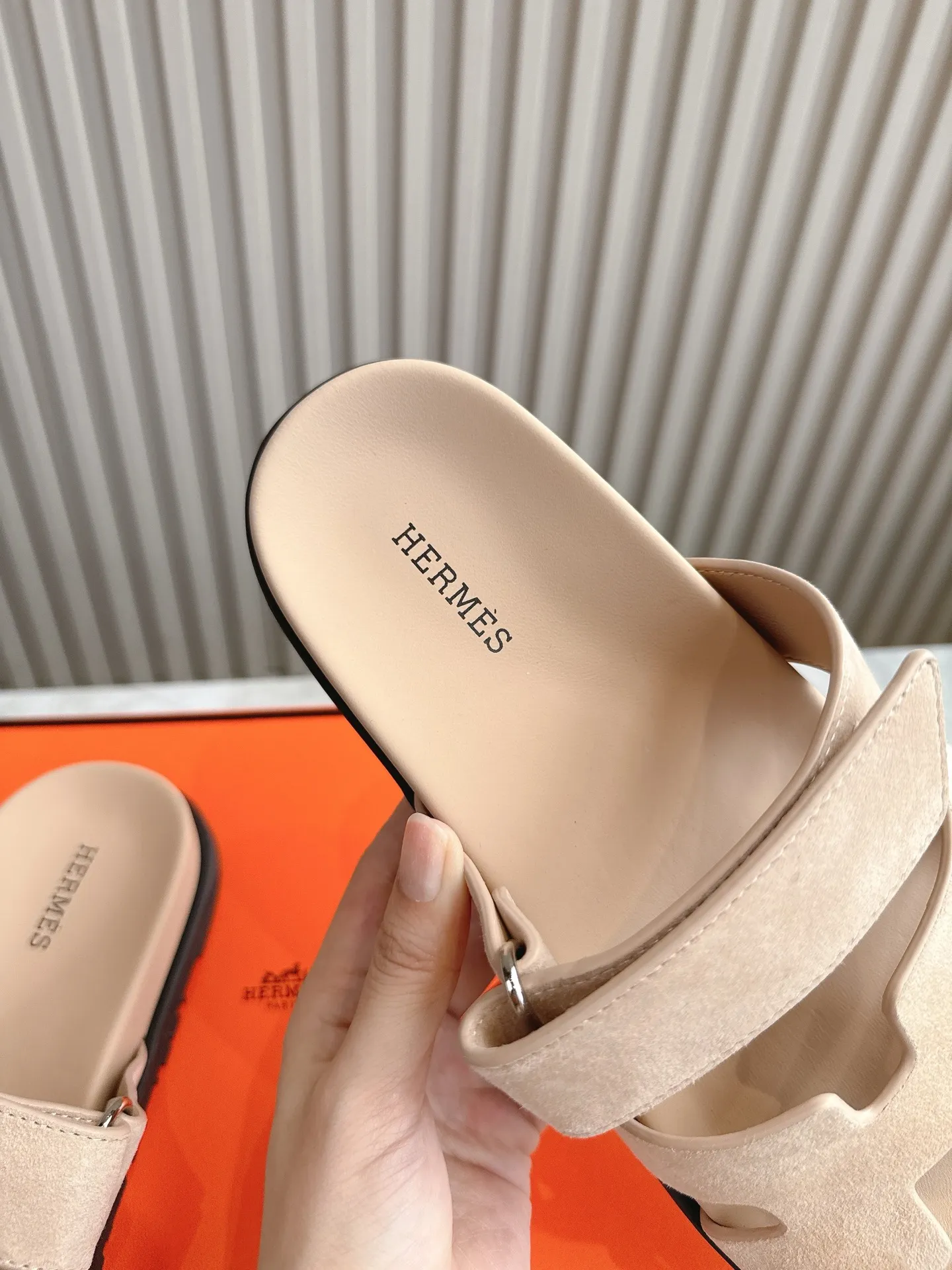p480🐮🐮Couple model (top version) H family 2024 spring and summer new style HERMES Hermes' recently popular couple model pig nose angle sandals and slippers, paired with various colorful socks, popular. Upper: imported original deerskin (the genuine leather edging is not ordinary super migration). Lining: imported genuine leather. Outsole: Tpu non-slip and wear-resistant outsole. Size: Female 35-42 (40/42 non-returnable and non-exchangeable) Male size: 39-45 (45 non-refundable and non-exchangeable)